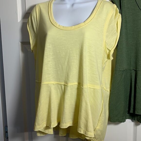 Scoop size medium 8–10 top bundle. One green and one yellow - Picture 2 of 9